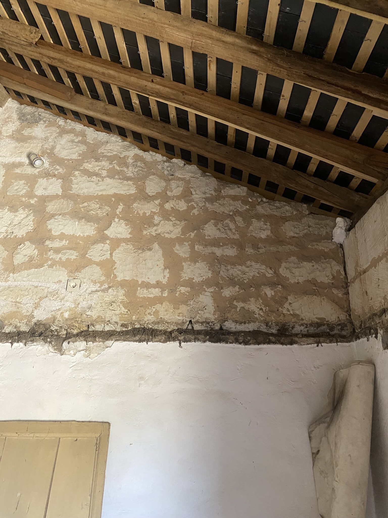 Détail de mur après suppression du plancher