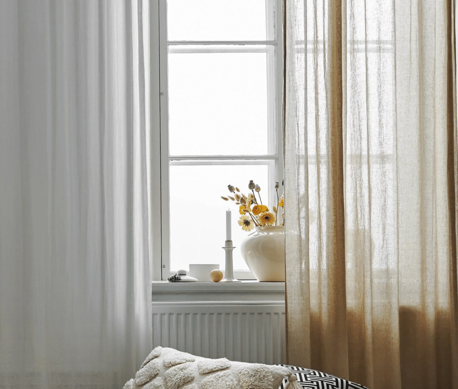 Voilage en lin devant fenêtre